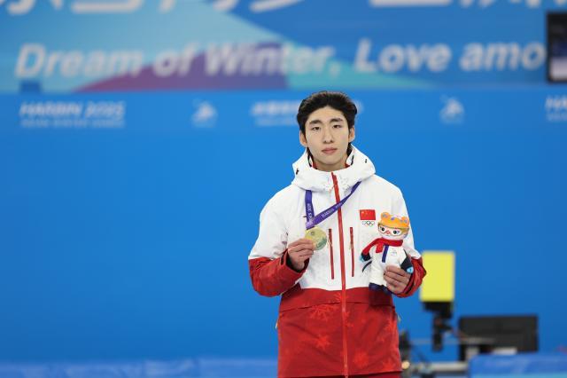 1739011657947032349.jpg (亚冬会)短道速滑——男子500米颁奖仪式举行XxjpseC008071_20250208_PEPFN0A001.jpg